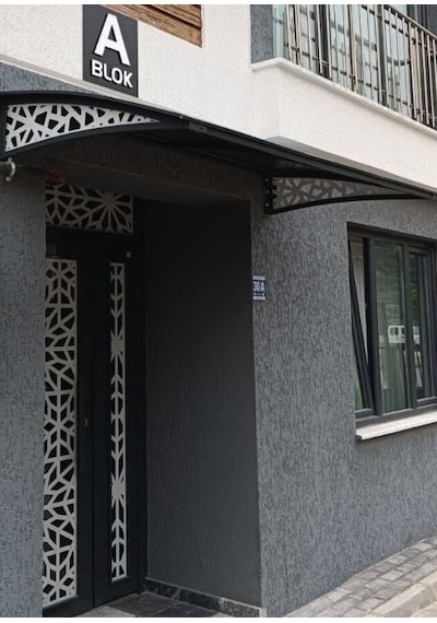 Azalea Alüminyum Ayaklı Kapı Üstü Pratik Sundurma 135x105 Cm Antrasit Gri Antrasit Gri