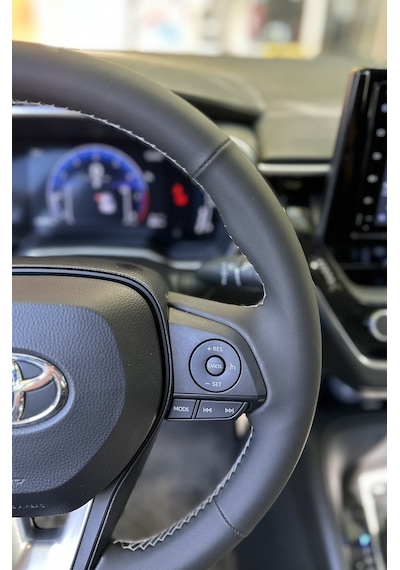 Toyota Corolla 2020-2024 Araca Özel Direksiyon Kılıfı Napa Deri Gri İp Siyah