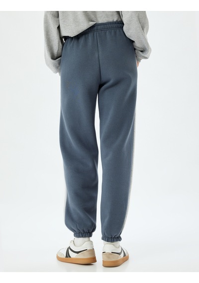 Koton Oversize Jogger Eşofman Altı Beli Bağcıklı Şerit Detaylı Cepli Şardonlu Gri 5wal40073ık Gri Koton Oversize Jogger Eşofman Altı Beli Bağcıklı Şerit Detaylı Cepli Şardonlu Gri 5wal40073ık Gri