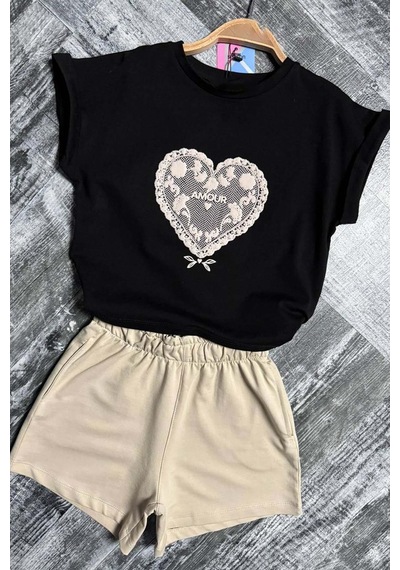 Riccotarz Kız Çocuk Göğsünde Dantel İşleme Kalp Detaylı Siyah T-shirt Beli Lastikli Şortlu Takım Riccotarz Kız Çocuk Göğsünde Dantel İşleme Kalp Detaylı Siyah T-shirt Beli Lastikli Şortlu Takım