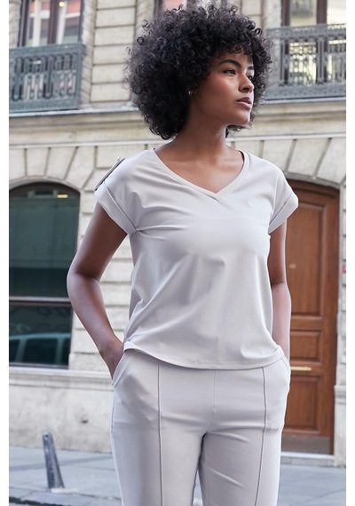 Jument Kadın Modal İpeksi Likralı Kumaş V Yaka Duble Kollu Apoletli Yanları Yırtmaçlı T-shirt Bluz-taş Taş Jument Kadın Modal İpeksi Likralı Kumaş V Yaka Duble Kollu Apoletli Yanları Yırtmaçlı T-shirt Bluz-taş Taş