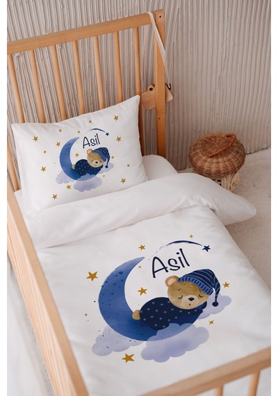 %100 Pamuk Saten Isme Özel Isimli 100x150 Bebek Yatak Nevresim Seti Ayda Uyuyan Pijamalı Ayıcık