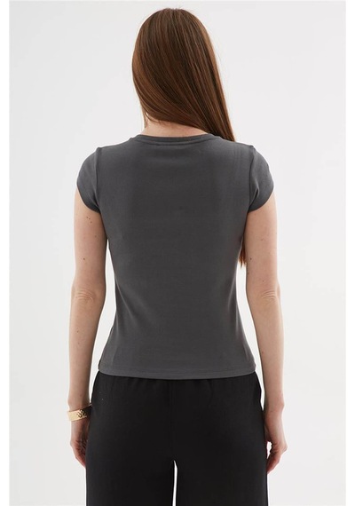 Fashion Friends Zımba Detaylı Baskılı %100 Pamuklu Antrasit Kadın T-shirt 25y0562k1 Antrasit Fashion Friends Zımba Detaylı Baskılı %100 Pamuklu Antrasit Kadın T-shirt 25y0562k1 Antrasit