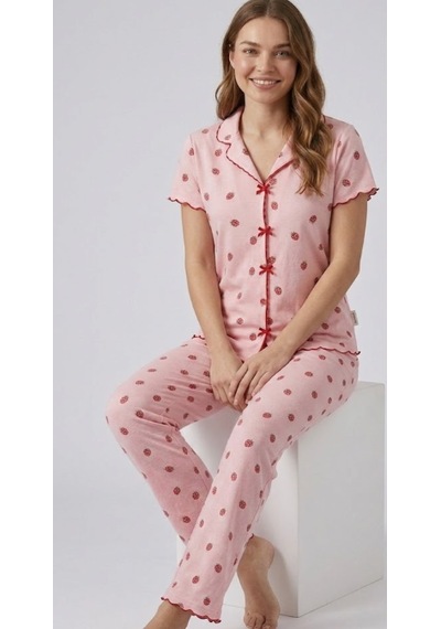 Genel Pembe Zemin Üzerine Çilek Desenli, Önü Fiyonk/düğme Detaylı Ve Kısa Kollu Kadın Pijama Takımı Genel Pembe Zemin Üzerine Çilek Desenli, Önü Fiyonk/düğme Detaylı Ve Kısa Kollu Kadın Pijama Takımı