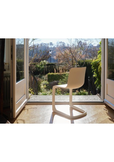 Vitra Evo - C Klasik Sandalye, Modern Yorum, Mat Yüzey, Ergonomik Tasarım, Geri Dönüştürülmüş Malzeme Beyaz