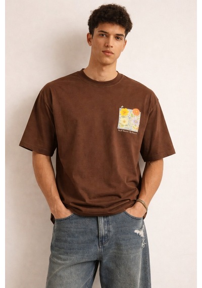 Tarz Cool Erkek Floral Baskılı Tişört Oversize Fit, Sırt Desenli Small Moments Big Memories Kahverengi