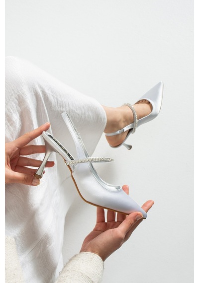 Dabab Shoes Vına Kadın Gümüş Sivri Burun 7 Cm İnce Topuklu Taş Detaylı Bilekten Bantlı Klasik Abiye Ayakkabı Dabab Shoes Vına Kadın Gümüş Sivri Burun 7 Cm İnce Topuklu Taş Detaylı Bilekten Bantlı Klasik Abiye Ayakkabı