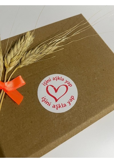 İşini Aşkla Yap Ortası Kalpli Kırmızı Yazılı Yuvarlak Yapışkanlı Etiket 5x5 Cm 100 Adet