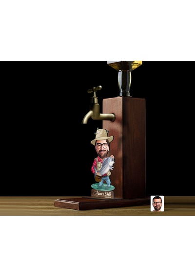 Bk Gift Kişiye Özel Balıkçı Karikatürlü Musluklu Ahşap Viski Standı-3, Viski Çeşmesi, Doğum Günü Hediyesi, İçecek Dispenseri