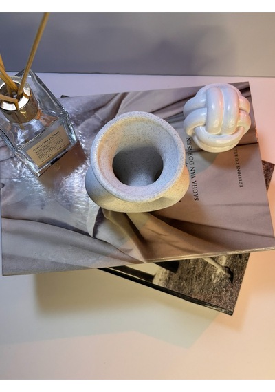 Yuvarlak Delikli Form Dekoratif Vazo Mat Mermer Beyaz Modern Minimal Tasarım