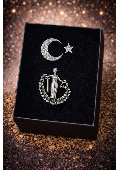 Avukat Broşu Adalet Figürlü Terazi Detaylı Şık Tasarım Hediye Kutulu Renkli