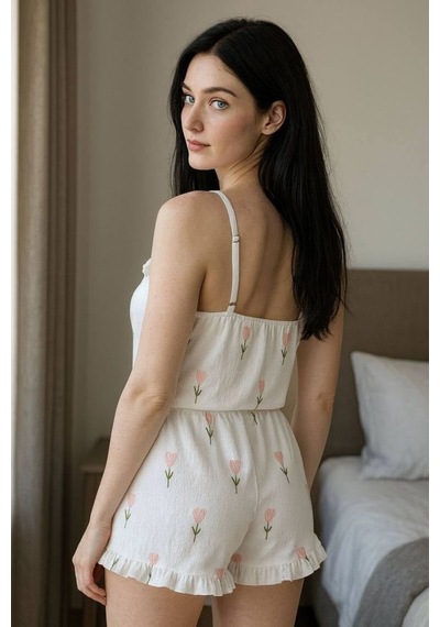 İkikareshop Şık Tasarım Beyaz Üstüne Çiçek Desenli Askılı Şortlu Pijama Takımı Çok Renkli