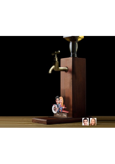 Bk Gift Kişiye Özel Sevgililer Karikatürlü Musluklu Ahşap Viski Standı-7, Viski Çeşmesi, Doğum Günü Hediyesi, İçecek Dispenseri