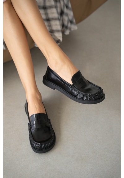 Selin Shoes Livo Kalın Ve Düz Taban Klasik Kadın Ayakkabı- Siyah Rugan