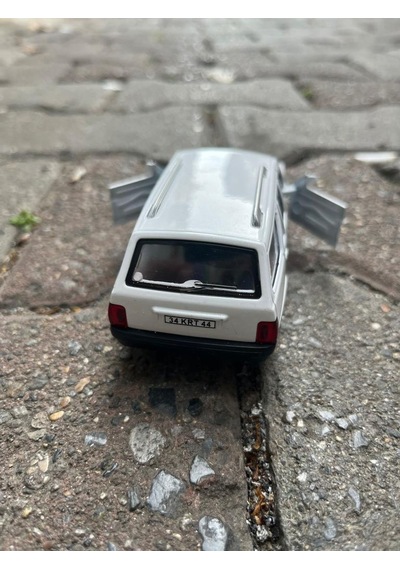 Metal Çek Bırak Kartal Araba Beyaz Sesli Ve Işıklı 1/36 Ölçek Diğer