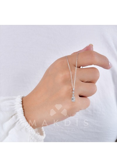 0.35 Karat Baget Pırlanta Kolye 05711415