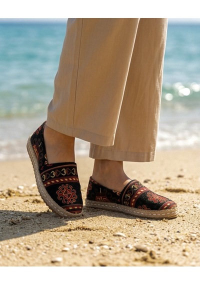 Futsishoes Camellıa Siyah Kilim Desenli Hasır Taban Nakış Detaylı Hakiki Deri Kadın Etnik Desen Espadril Ayakkabı Futsishoes Camellıa Siyah Kilim Desenli Hasır Taban Nakış Detaylı Hakiki Deri Kadın Etnik Desen Espadril Ayakkabı