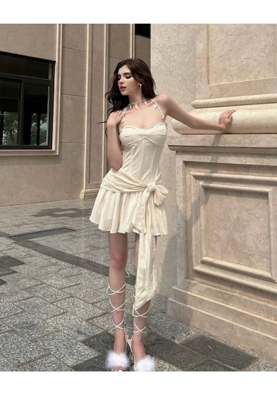 Fashion Cocktail Sarmaşık Dolanan Yaprak Aksesuarlı Lastikli Kemerli Askılı Mini Elbise Bej Bej Fashion Cocktail Sarmaşık Dolanan Yaprak Aksesuarlı Lastikli Kemerli Askılı Mini Elbise Bej Bej