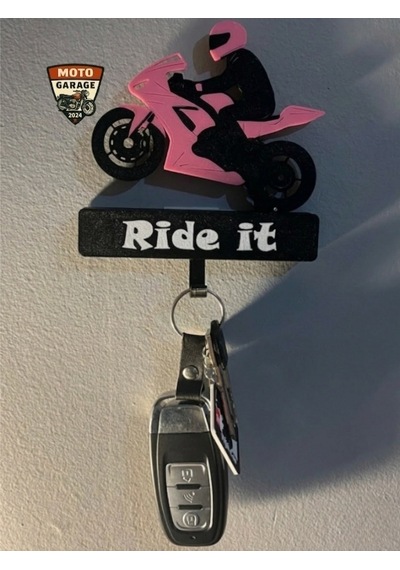 3d Hareketli Pembe Motorcu Figürlü Anahtarlık Askısı Ön Kaldıran Motosiklet Tasarımı