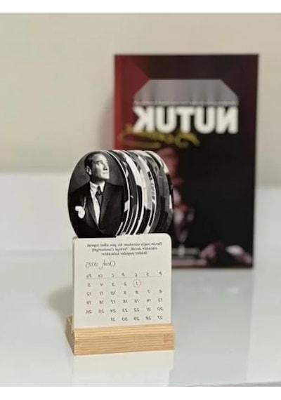 Ahşap Ayaklı Atatürk Temalı 2026 Takvim - Özel Tasarım