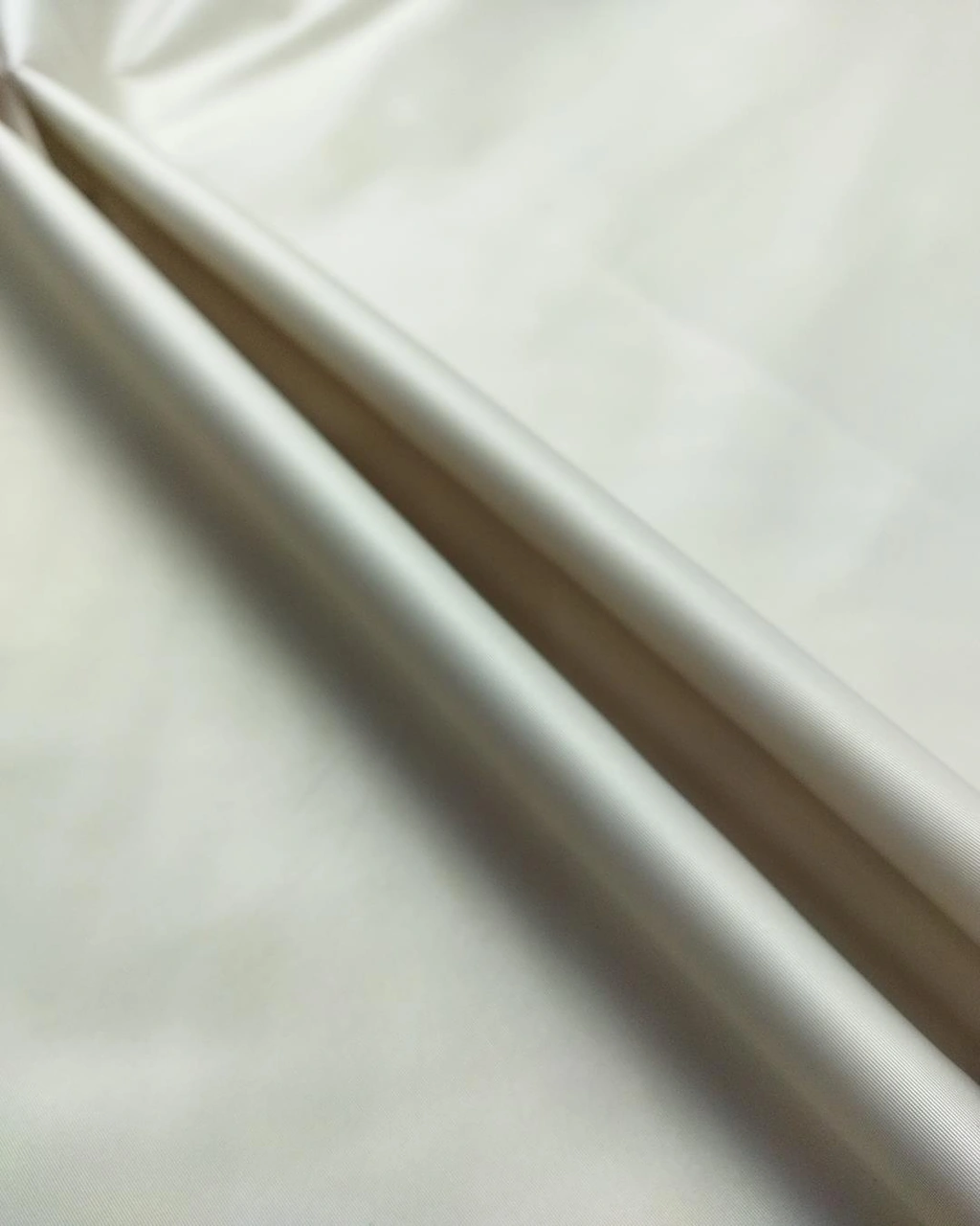 Sentetik Rüzgarlık Benzeri Dokuma Bej Renkte En 130 Cm X Boy 220 Cm -2192