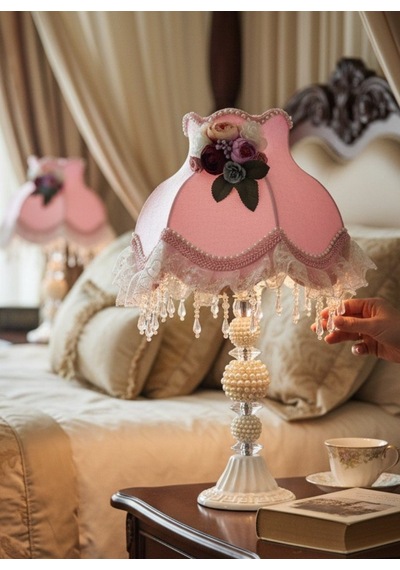 Pembe Kadife Kaplı Çiçek Dekorlu Başlık İncili Beyaz Ayaklı Klasik Prenses Model Abajur 50x25cm