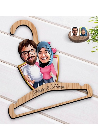 Kişiye Özel Sevgililer Karikatürlü Standart Boy Ahşap Elbise Askı (551145185)