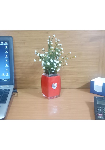 Vazoda Beyaz Yapay Çiçek Dekoratif Kristal Taşlı Kırmızı Kalpli Vazo Dahil 6 x 6 x 16 CM
