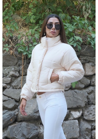 Keyifli Moda Kadın Bej Dik Yaka Çıtçıtlı Fermuarlı Kısa Şişme Mont - 40 Bej