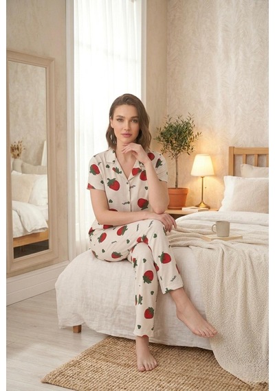Oreiro Kadın Çilek Desenli Düğmeli Pijama Takımı - Kısa Kollu Pamuklu Yazlık Ev Giyimi Seti Beyaz - Kırmızı Oreiro Kadın Çilek Desenli Düğmeli Pijama Takımı - Kısa Kollu Pamuklu Yazlık Ev Giyimi Seti Beyaz - Kırmızı