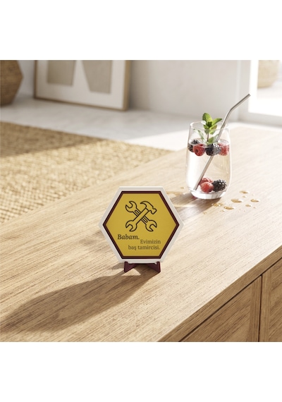 Modern Çizgilerle Evimizin Baş Tamircisi Baba Dekoratif Süsü, Yaşam Alanlarınıza Neşe Katan Özgün, Estetik Bir Tasarım 10x10 Cm, Sarı
