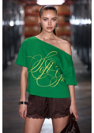 Grımelange Qaly Kadın Kayık Yaka Tek Omuz Kısa Kol Ön Ve Arka Baskı Detaylı Relaxed Yeşil T-shirt Grımelange Qaly Kadın Kayık Yaka Tek Omuz Kısa Kol Ön Ve Arka Baskı Detaylı Relaxed Yeşil T-shirt