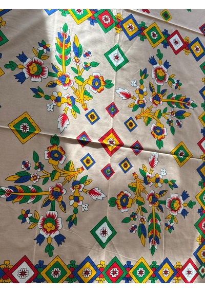 Kolay Temizlenebilir Renkli Cıvıl Cıvıl Desenli Masa Örtüsü 170x170 Cm Bej
