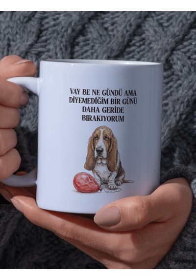 "vay Be Ne Gündü Ama Diyemediğim Bir Günü Daha Geride Bırakıyorum Yazılı Üzgün Köpek Tasarımlı Kupa"