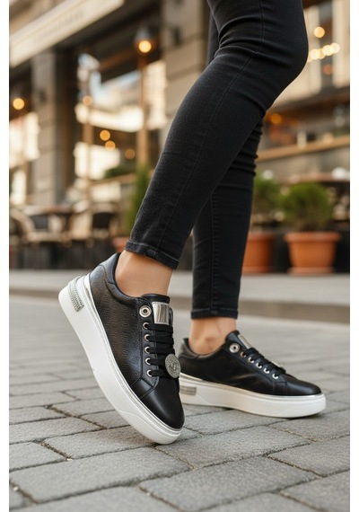 Enoch Gold Detaylı Kabartma Dokulu Ve Işıltılı Amblem Aksesuarlı Kadın Sneaker Siyah Beyaz Enoch Gold Detaylı Kabartma Dokulu Ve Işıltılı Amblem Aksesuarlı Kadın Sneaker Siyah Beyaz