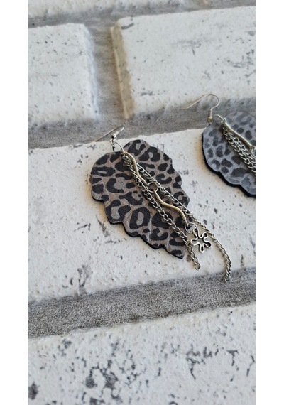 Metalik Gri Leopar Deri Zincir Detaylı Bohem Küpe