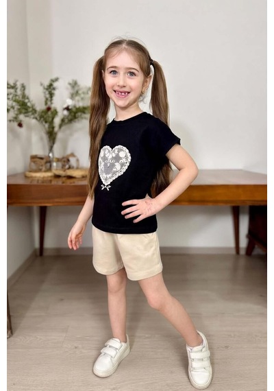 Riccotarz Kız Çocuk Göğsünde Dantel İşleme Kalp Detaylı Siyah T-shirt Beli Lastikli Şortlu Takım Riccotarz Kız Çocuk Göğsünde Dantel İşleme Kalp Detaylı Siyah T-shirt Beli Lastikli Şortlu Takım