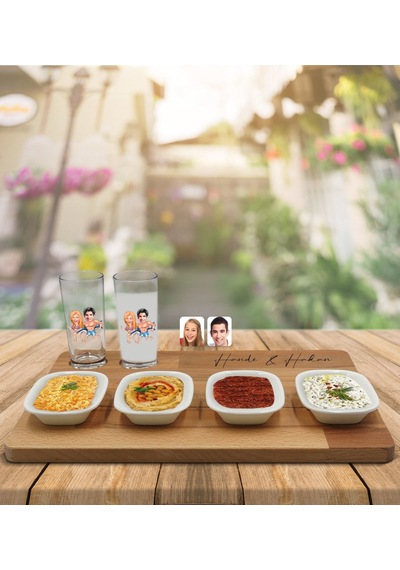 Kişiye Özel Sevgililer Karikatürlü 2 Li Rakı Bardağı Ve Meze Tabaklı Doğal Masif Ahşap Servis Sunum Tepsisi Model 8