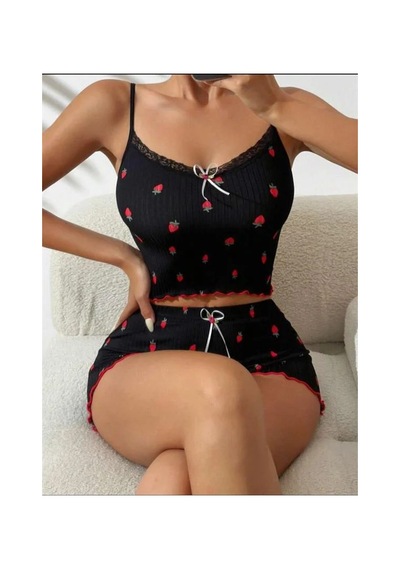 Emvera Kadın Siyah Üstüne Kırmızı Çilek Desenli Askılı Şortlu Pijama Takımı