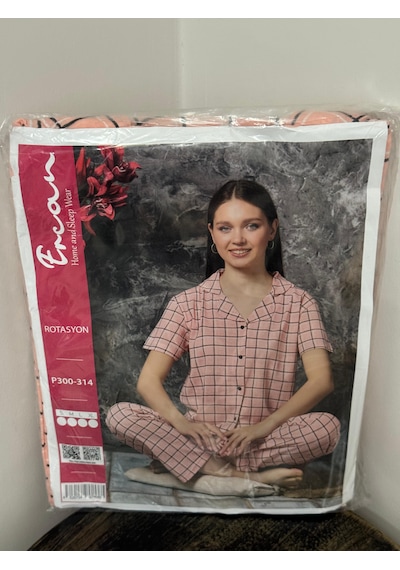 Rotasyon Kısa Kollu Uzun Altlı Kareli Desenli Pembe Kadın Pijama Takımı Gecelik Açık Pembe Rotasyon Kısa Kollu Uzun Altlı Kareli Desenli Pembe Kadın Pijama Takımı Gecelik Açık Pembe