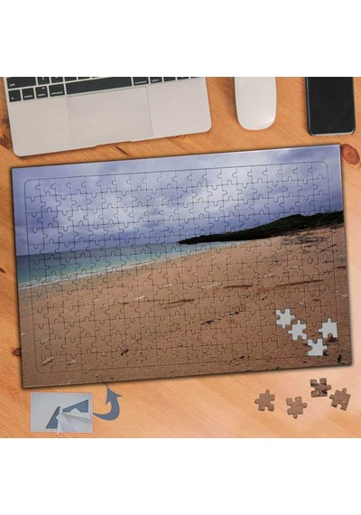 Bulutlu Gökyüzü Altında Kumsal 240 Parça Puzzle Yapboz Tablo-555