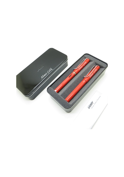 Lamy Safari Kırmızı Dolma Kalem + Roller Kalem Seti + Metal Kutu