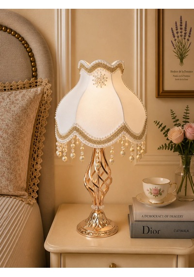 Beyaz Lulu Broşlu Kadife Başlık Gold Metal Burgulu Ayaklı Klasik Model Abajur 55x25cm