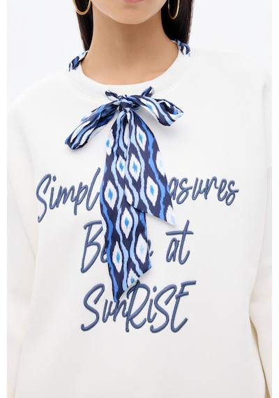 Quzu Fularlı Yazı Nakışlı Oversize Sweatshirt Ekru