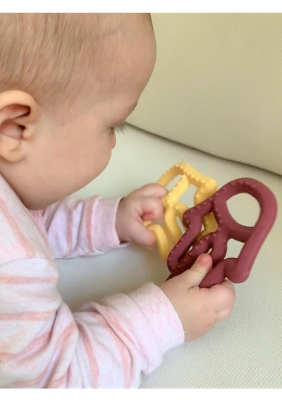Minik-o Oioi Diş Kaşıyıcı Annenin Eli - Kırmızı