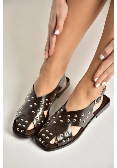 Fox Shoes Y458502760 Kahverengi Rustik Zımba Detaylı Kadın Sandalet Kahverengi