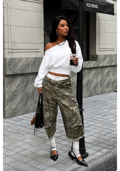 Tarz Cool Kadın Asimetrik Yaka Crop Sweatshirt Omuz Dekolteli Büzgülü Fermuar Detaylı Beyaz