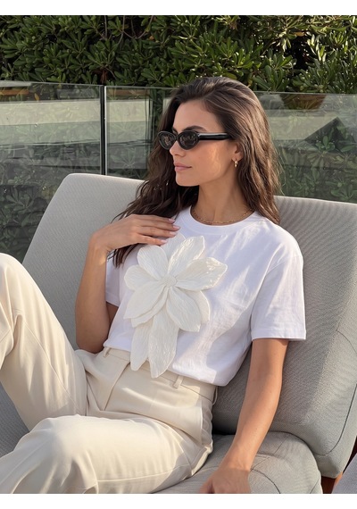 Onloox Kadın Beyaz Beyaz Pamuklu Kısa Kollu Bisiklet Yaka Çiçek Aksesuar Detaylı Örme Üst T-shirt