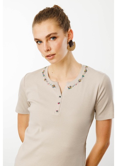 Desen Triko Kadın Açma Yaka Boncuk İşlemeli T-shirt 24754 Bej Bej