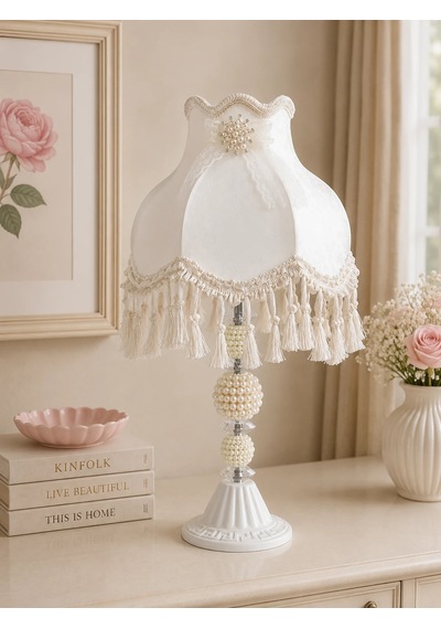 Beyaz Kadife Kaplı Çiçek Dekorlu Başlık Beyaz İnci Ayaklı Klasik Model Şık Abajur 55x25cm